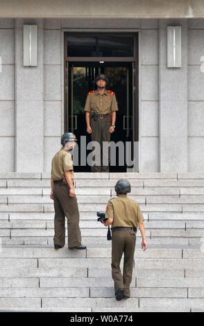 Soldats nord-coréens à pied à la zone commune de sécurité de Panmunjom, dans la zone démilitarisée (DMZ) près de Paju, Corée du Sud, le 25 août 2018. Photo par Keizo Mori/UPI Banque D'Images