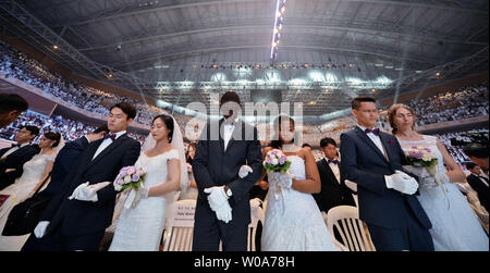 Priez pour les couples nouvellement mariés pendant une cérémonie de bénédiction de la famille de Russie pour la paix mondiale et l'Unification à l'CheongShim Centre mondial de la paix à Gapyeong, Corée du Sud, le 27 août 2018. Photo par Keizo Mori/UPI Banque D'Images