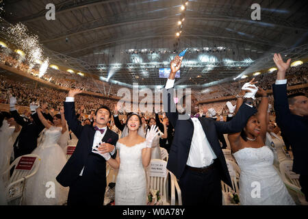 Les couples nouvellement mariés célébrer pendant une cérémonie de bénédiction au monde la paix CheongShim Centre à Gapyeong, Corée du Sud, le 27 août 2018. Photo par Keizo Mori/UPI Banque D'Images