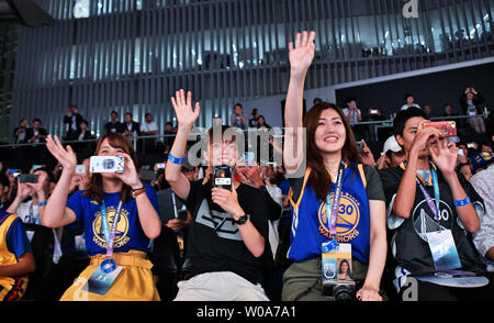 Des fans japonais vague à Stephen Curry durant l'évènement de l'Armour à Tokyo, Japon le 11 septembre 2018. Photo par Keizo Mori/UPI Banque D'Images