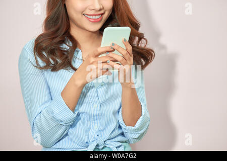 Close up of women's hands holding cell téléphone avec copie vierge d'éboulis de l'espace pour votre publicité message texte ou le contenu promotionnel, hipster girl wa Banque D'Images