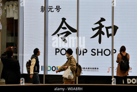 Nouvelle ère nom 'Reiwa' est vu sur l'écran à Akihabara à Tokyo, Japon, le 1 avril 2019. Le Secrétaire Général du Cabinet japonais Yoshihide Suga a déclaré que la nouvelle ère nom 'Reiwa» est dérivé du anyoshu «' la plus ancienne anthologie de poésie japonaise. Photo par Keizo Mori/UPI Banque D'Images