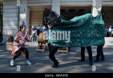 Lion dancers d'Onagawa, Miyagi-Prefecture Shishikofuri effectuer pendant un événement de style pour 'Tokyo Shishimai collection 2020" au Musée National de Tokyo à Tokyo, Japon le 11 mai 2019. Photo par Keizo Mori/UPI Banque D'Images