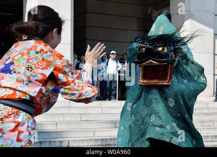 Lion dancers d'Onagawa, Miyagi-Prefecture Shishikofuri effectuer pendant un événement de style pour 'Tokyo Shishimai collection 2020" au Musée National de Tokyo à Tokyo, Japon le 11 mai 2019. Photo par Keizo Mori/UPI Banque D'Images