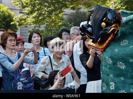 Lion dancers d'Onagawa, Miyagi-Prefecture Shishikofuri effectuer pendant un événement de style pour 'Tokyo Shishimai collection 2020" au Musée National de Tokyo à Tokyo, Japon le 11 mai 2019. Photo par Keizo Mori/UPI Banque D'Images