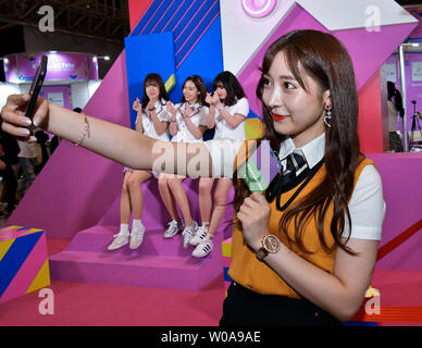 Les visiteurs se lors de la "selfies KCON Japon 2019' dans Chiba-Prefecture, au Japon le 19 mai 2019. De tous les événements est KCON contenu culturel coréen dans laquelle K-POP, K-Beauty, K-Fashion, K, K-Drama, etc., à partir d'Irvine, les États-Unis en 2012, pour les 6 dernières années, KCON a eu lieu à New York, LA, Tokyo, Dubaï, Paris, Mexico, Sydney. Photo par Keizo Mori/UPI Banque D'Images