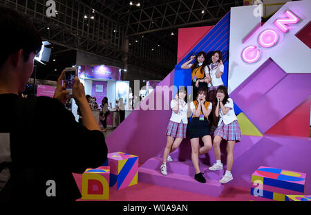 Les visiteurs posent pour le photographe au cours de la 'KCON Japon 2019' dans Chiba-Prefecture, au Japon le 19 mai 2019. De tous les événements est KCON contenu culturel coréen dans laquelle K-POP, K-Beauty, K-Fashion, K, K-Drama, etc., à partir d'Irvine, les États-Unis en 2012, pour les 6 dernières années, KCON a eu lieu à New York, LA, Tokyo, Dubaï, Paris, Mexico, Sydney. Photo par Keizo Mori/UPI Banque D'Images