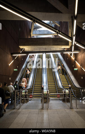 BUDAPEST HONGRIE - STATIONS DE MÉTRO ET PASSAGERS DANS LE MÉTRO DE BUDAPEST - NOUVELLES STATIONS DANS LE MÉTRO DE BUDAPEST - PASSAGERS DANS LE MÉTRO - STATIONS DE MÉTRO À BUDAPEST © FRÉDÉRIC BEAUMONT Banque D'Images