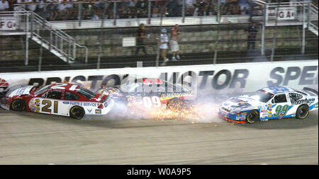 Ricky Rudd (21) embrouillé avec Mike Wallace (09) pour faire ressortir la troisième attention au tour du pavillon 59 de la marque Sharpie 500 NASCAR Nextel Cup Series au Bristol Motor Speedway à Bristol, TN, le 28 août 2004. La recrue Carl Edwards (99) transmis à l'intérieur. (Photo d'UPI/David Allio) Banque D'Images
