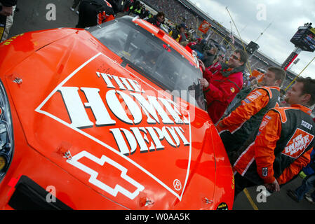 Le pilote de NASCAR Tony Stewart se distingue par son accueil Depot Chevrolet avant le début de la ville d'aliments 500 à la Bristol Motor Speedway à Bristol, TN Le 26 mars 2006. (Photo d'UPI/Nell Redmond) Banque D'Images