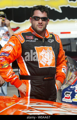 Pilote de voiture de course de NASCAR Tony Stewart se distingue par sa race car après qualification cinquième dans la Chevrolet Home Depot pour la marque Sharpie 500 course de NASCAR à Bristol Motor Speedway à Bristol, Tennessee le 25 août 2006. (Photo d'UPI/Nell Redmond) Banque D'Images