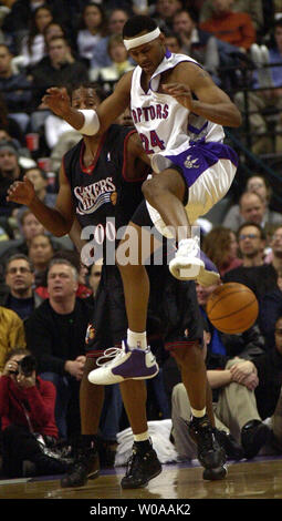 Toronto Raptors' Morris Peterson perd le contrôle de la balle de Philadelphia 76ers' Amal McCaskill conserve son œil sur la jouer au deuxième trimestre l'action au Centre Air Canada à Toronto, Canada le 28 janvier 2004. (Photo d'UPI/Christine Chew) Banque D'Images