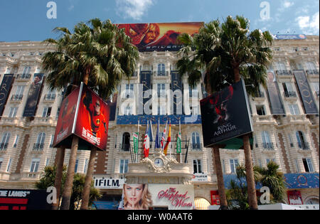 Le célèbre Hôtel Carlton, accueil à la belle étoile pendant le Festival de Cannes, est décoré d'affiches et bannières durant les 12 jours de l'événement du 12 au 23 mai 2004 à Cannes, France. (Photo d'UPI/Christine Chew) Banque D'Images