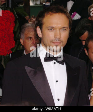 Acteur Vincent Perez pose pour les photographes sur le tapis rouge avant la projection du film de Pedro Almodovar "La mauvaise éducation" sur la soirée d'ouverture de la 2004 Festival du Film de Cannes (France) le 12 mai 2004. (Photo d'UPI/Christine Chew) Banque D'Images