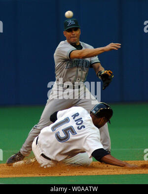 Toronto Blue Jays Alexis Rios est à la deuxième base comme des Devil Rays de Tampa Bay l'arrêt-court Rey Sanchez feux pour le premier, et ne peut pas tourner le double jeu dans la cinquième manche au Skydome 22 juin 2004 à Toronto, Canada. Les Devil Rays a ensuite battu les Jays 5-1 pour leur 12e victoire consécutive. (Photo d'UPI/Christine Chew) Banque D'Images