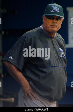 Devil Rays de Tampa Bay' manager Lou Piniella montres de l'étang en tant que son équipe joue les Blue Jays de Toronto dans le premier match d'une série de 3-game au Skydome, 22 juin 2004 à Toronto, Canada. Les Devil Rays a ensuite battu les Jays 5-1 pour leur 12e victoire consécutive. (Photo d'UPI/Christine Chew) Banque D'Images