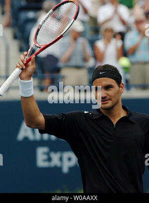 Classé numéro un mondial Roger Federer, joueur des hommes de la Suisse reconnaît les applaudissements de la foule après avoir battu Fabrice Santoro 7-5, 6-4 sur le Stade Court au Centre Rexall, 30 juillet 2004 pendant les Masters de Tennis Canada à Toronto, Canada. (Photo d'UPI/Christine Chew) Banque D'Images