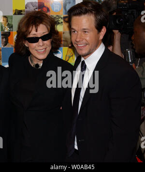 Acteurs Mark Wahlberg et Lily Tomlin poser pour les photographes avant la projection de gala de 'I Heart Huckabees' au Roy Thomson Hall le 10 septembre 2004 pendant le Festival International du Film de Toronto à Toronto, au Canada. (Photo d'UPI/Christine Chew) Banque D'Images