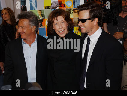 (L-R)Acteurs Dustin Hoffman, Lily Tomlin et Mark Wahlberg poser pour les photographes sur le tapis rouge avant la projection de gala de 'I Heart Huckabees' au Roy Thomson Hall le 10 septembre 2004 pendant le Festival International du Film de Toronto à Toronto, au Canada. (Photo d'UPI/Christine Chew) Banque D'Images