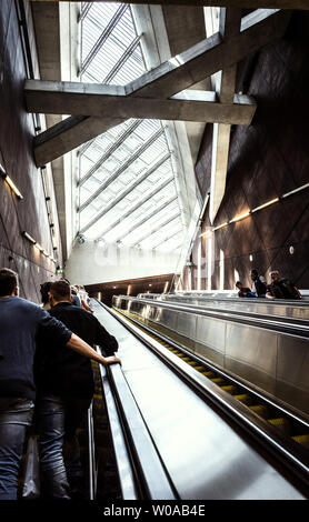 BUDAPEST HONGRIE - STATIONS DE MÉTRO ET PASSAGERS DANS LE MÉTRO DE BUDAPEST - NOUVELLES STATIONS DANS LE MÉTRO DE BUDAPEST - PASSAGERS DANS LE MÉTRO - STATIONS DE MÉTRO À BUDAPEST © FRÉDÉRIC BEAUMONT Banque D'Images