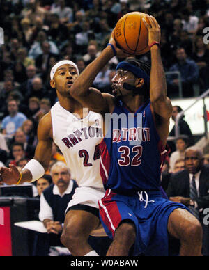 Detroit Pistons' Richard Hamilton est à la recherche d'un coéquipier pour le passer à que Toronto Raptors' Morris Peterson le garde de très près au cours de deuxième trimestre l'action au Centre Air Canada le 5 novembre 2004 à Toronto, Canada. Les Raptors champions NBA l 101-89 pour leur deuxième victoire consécutive. (Photo d'UPI/Christine Chew) Banque D'Images