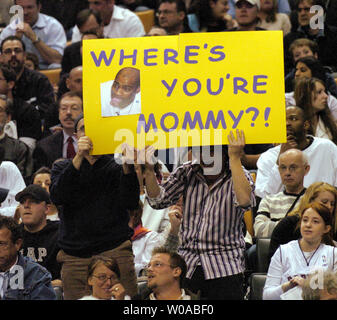 Chahuté des fans leur ancien héros New Jersey Nets' Vince Carter tout au long du jeu comme les Raptors de Toronto a accueilli les filets au Centre Air Canada le 15 avril 2005 à Toronto, Canada. Carter qui avait une réputation de Mama's Boy parmi les fans ici a marqué 39 points alors qu'il conduit les filets à une victoire 101-90 sur son ancienne équipe lors de sa première comparution de retour à Toronto après avoir été négociés. (Photo d'UPI/Christine Chew) Banque D'Images