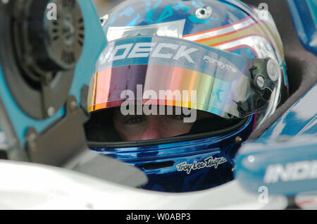 Série Champ Car leader points Paul Tracy attend patiemment dans le siège du conducteur, comme ses techniciens travaillent sur la voiture au cours d'une session pratique au Molson Indy de Toronto le 8 juillet 2005, à l'Exhibition Place de Toronto, Canada. Hometown Hero Tracy a remporté la pole provisoire avec un temps de 58,887 secondes dans la séance de qualification, le plus rapide de la journée. (Photo d'UPI/Christine Chew) Banque D'Images