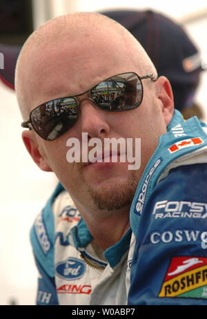 Points de Champ Car chef Paul Tracy donne à la presse reflète dans ses lunettes après la séance de qualifications d'aujourd'hui au Molson Indy de Toronto le 9 juillet 2005, à l'Exhibition Place de Toronto, Canada. Tracy a inscrit un temps de 58,594 secondes le jour et commence derrière Sébastien Bourdais qui a remporté la pole position avec un temps de 58,552 secondes. (Photo d'UPI/Christine Chew) Banque D'Images