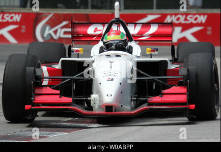 Le pilote de la série champ car britannique Justin Wilson arrondit le premier tour dans la deuxième séance de qualifications à l'Exhibition Place pour Molson Indy de Toronto le 9 juillet 2005. Wilson se termine en deuxième place avec un temps de 58,554 secondes derrière polesitter Sébastien Bourdais de France en préparation de la 20e exécution de la Molson Indy le 10 juillet. (Photo d'UPI / Grace Chiu) Banque D'Images