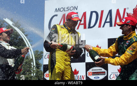 Facilite la victoire en Champagne célébration à Exhibition Place pour 20e fonctionnement de Molson Indy de Toronto le 10 juillet 2005. De gauche à droite : Oriol Servia d'Espagne (2e), Justin Wilson de l'Angleterre (1e) et Alex Tagliani du Canada (3e). (Photo d'UPI / Grace Chiu) Banque D'Images