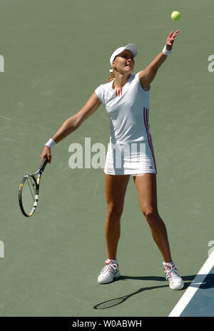 Nadia Petrova sert à Sesil Caratantcheva au cours de son deuxième tour au tournoi de la Coupe Rogers au Centre Rexall, 17 août 2005 à Toronto, Canada. La sixième -têtes de Petrova a remporté le match en 3 sets 4-6, 6-1, 6-4. Photo UPI/Christine Chew) Banque D'Images