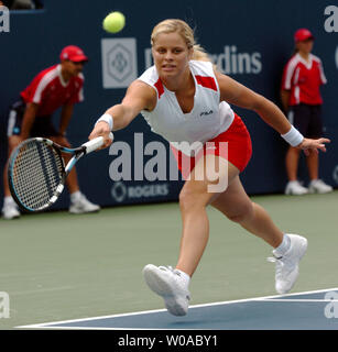 Kim Clijsters la Belgique se jette pour faire un coup droit retour à Anastasia Myskina durant leur match de demi-finale du tournoi de la Coupe Rogers au Centre Rexall le 20 août 2005 à Toronto, Canada. Clijsters a remporté de gagner le match 6-4, 6-1. (Photo d'UPI/Christine Chew) Banque D'Images