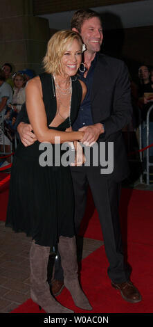 Maria Bello et Aaron Eckhart arrivent à la projection de "Thank You for Smoking" à Ryerson Theatre pendant le Festival International du Film de Toronto le 9 septembre 2005 à Toronto, Canada. (Photo d'UPI/Christine Chew) Banque D'Images