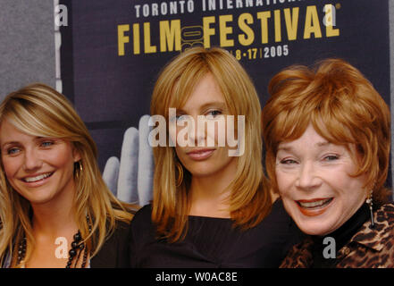 (L-R) Cameron Diaz, Toni Collette et Shirley MacLaine, assister à une conférence de presse pour "dans ses souliers" à l'hôtel Sutton Place, pendant le Festival International du Film de Toronto le 14 septembre 2005 à Toronto, Canada. (Photo d'UPI/Christine Chew) Banque D'Images