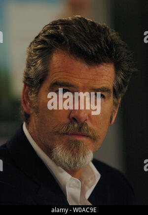 Pierce Brosnan est à l'écoute des questions des médias à la conférence de presse de 'The Matador' à l'hôtel Sutton Place, pendant le Festival International du Film de Toronto le 15 septembre 2005 à Toronto, Canada. (Photo d'UPI/Christine Chew) Banque D'Images