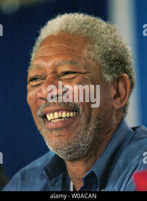 Morgan Freeman répond aux questions des médias à la conférence de presse pour "Edison" à l'hôtel Sutton Place, pendant le Festival International du Film de Toronto le 17 septembre 2005 à Toronto, Canada. (Photo d'UPI/Christine Chew) Banque D'Images