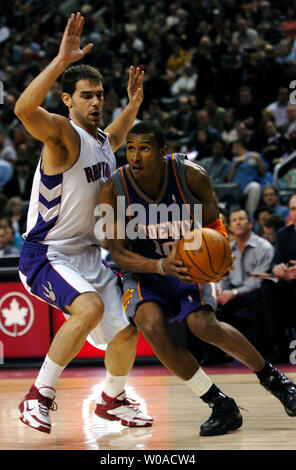 Phoenix Suns' Leandro Barbosa entraîne la balle autour de Toronto Raptors' Jose Calderon au premier trimestre l'action au Centre Air Canada à Toronto, Canada le 31 mars 2006. Barbosa a conduit les Suns avec 28 points de leur victoire 140-26 sur les rapaces. (Photo d'UPI/Christine Chew) Banque D'Images
