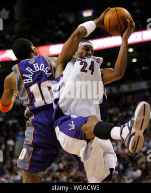 Toronto Raptors' Morris Peterson fait apparaitre un rebond loin de Phoenix Suns' Leandro Barbosa au deuxième trimestre l'action au Centre Air Canada à Toronto, Canada le 31 mars 2006. Peterson a conduit tous les buteurs avec 38 points dans la nuit mais les Suns a ensuite battu les Raptors 140-126. (Photo d'UPI/Christine Chew) Banque D'Images