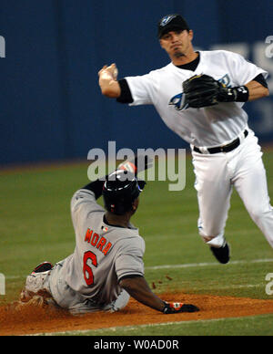Baltimore Orioles' Melvin Mora diapositives mais est à la deuxième base que Toronto Blue Jays Russ Adams feux pour premier à obtenir le double jeu en première manche l'action au Centre Rogers de Toronto, Canada le 25 avril 2006. Les Blue Jays a défait les Orioles 7-3. (Photo d'UPI/Christine Chew) Banque D'Images