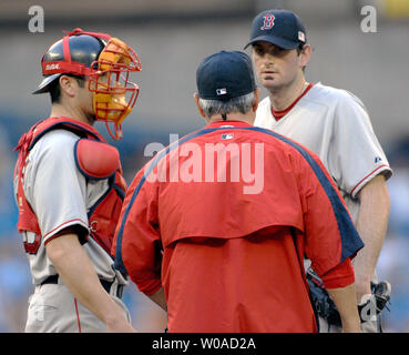 Red Sox de Boston le lanceur partant Matt Clement reçoit la visite de Jason Varitek bullpen catcher et entraîneur Al Nipper après avoir des ennuis en quatrième manche action contre les Blue Jays de Toronto au Centre Rogers à Toronto, Canada le 29 mai 2006. Le Jays défait les Red Sox 7-6. (Photo d'UPI/Christine Chew) Banque D'Images