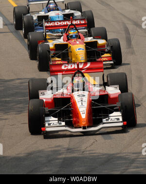 Polesitter et champion en titre, Justin Wilson mène Sébastien Bourdais et Paul Tracy grâce à son tour l'un dans les premières étapes de la course à la Molson Grand Prix de Toronto, à l'Exhibition Place de Toronto, Canada le 9 juillet 2006. A.J. Allmendinger a remporté la course, sa troisième victoire consécutive dans le championnat Champ Car World Series. (Photo d'UPI/Christine Chew) Banque D'Images