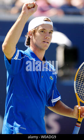 Richard Gasquet de France célèbre sur le Court central après avoir battu Tomas Berdych 6-4, 6-1 lors de la Coupe Rogers au Centre Rexall à Toronto, Canada le 11 août 2006. (Photo d'UPI/Christine Chew) Banque D'Images