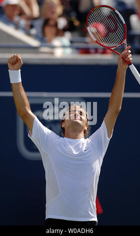 Roger Federer célèbre après avoir remporté le match contre Richard Gasquet en finale de la Coupe Rogers au Centre Rexall à Toronto, Canada le 13 août 2006. Federer, le tournoi top seed et numéro un mondial, a battu Gasquet 2-6, 6-3, 6-2 devant une salle comble sur le Court central. (Photo d'UPI/Christine Chew) Banque D'Images