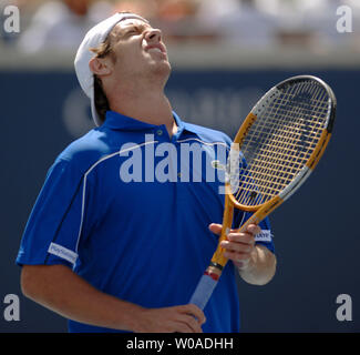 Richard Gasquet réagit après avoir raté une balle dans son match de finale de la Coupe Rogers contre Roger Federer au Centre Rexall à Toronto, Canada le 13 août 2006. Les 20 ans de Federer, Gasquet a perdu le tournoi top seed et numéro un mondial, 6-2, 3-6, 2-6 devant une salle comble sur le Court central. (Photo d'UPI/Christine Chew) Banque D'Images