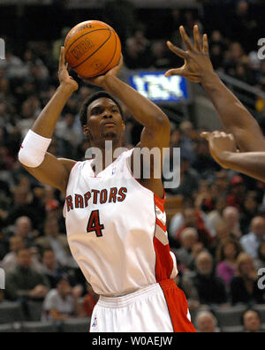Toronto Raptors' Chris Bosh s'attaque au deuxième trimestre le cerceau au cours de l'action contre les Charlotte Bobcats au Centre Air Canada à Toronto, Canada le 22 janvier 2007. Bosh a conduit tous les buteurs avec 20 points comme les Raptors a ensuite battu les Bobcats 105-84. (Photo d'UPI/Christine Chew) Banque D'Images