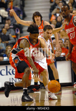 Le meneur des Raptors de Toronto Jose Calderon de l'Espagne vole la balle de Charlotte Bobcats' Jeff McInnis au Centre Air Canada à Toronto, Canada le 22 janvier 2007. Calderon a eu un double double avec 19 points et 11 passes comme les Raptors a ensuite battu les Bobcats 105-84. (Photo d'UPI/Christine Chew) Banque D'Images