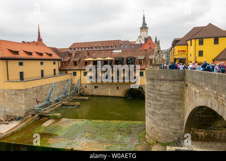 Würzburg, Allemagne - 12 juin 2019 : Alte Mainbrucke, le vieux pont sur la rivière Main, à Würzburg - Bavière, Allemagne Banque D'Images