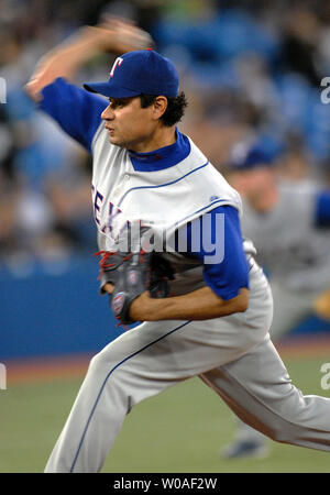 Les Rangers du Texas starter Vicente Padilla emplacements pour les Blue Jays de Toronto au cours de la deuxième manche l'action au Centre Rogers de Toronto, Canada le 30 avril 2007. Le Jays défait les Rangers 6-1. (Photo d'UPI/Christine Chew) Banque D'Images