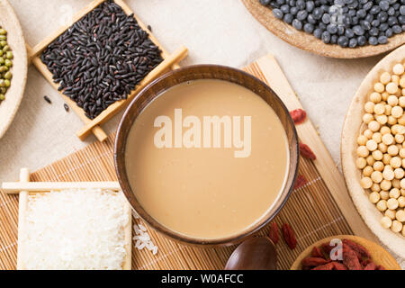 Poudre de grain, au moyen d'une variété de grains et de céréales, y compris les haricots noirs, le soja, les haricots mungo, les haricots rouges, riz noir, riz et, wolfberry chinois etc., broie-les en poudre pour la commodité de manger, et a une haute valeur thérapeutique. Banque D'Images