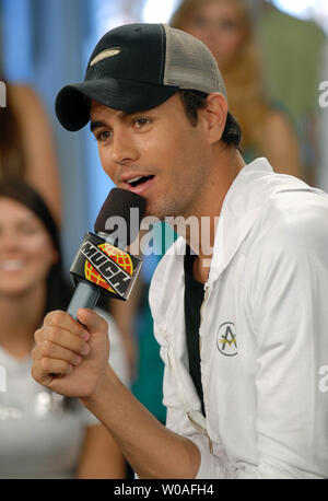 Tableau multi-platine-topper Enrique Iglesias parle de son nouveau CD "Insomniac" sur MuchOnDemand, un ventilateur et celebrity showcase au fameux studios au niveau de la rue de MuchMusic à Toronto, Canada le 30 juillet 2007. (Photo d'UPI/Christine Chew) Banque D'Images